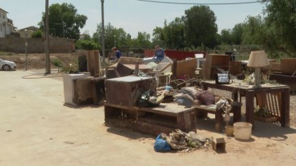 El desbordamiento del barranco afectó a viviendas y anegó campos.