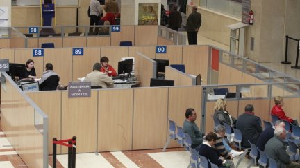 Contribuyentes esperando cita presencial. / Europa Press