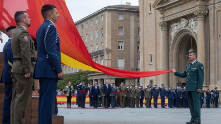 Zaragoza celebra el día de las Fuerzas Armadas con un izado de bandera en la plaza del Pilar. / Daniel Marcos