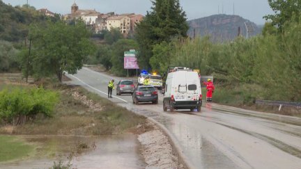 El desbordamiento de un barranco ha obligado a cortar esta tarde la A-138 en Enate (El Grado).
