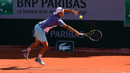 Alejo Sánchez durante un partido del torneo (Foto: ATP/Roland Garros)