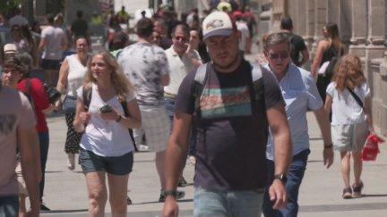 Personas caminando al sol en verano.