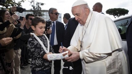 El papa firmó la escayola de un niño a su salida del hospital Agostino Gemelli, el pasado abril. (EFE/EPA/Angelo Carconi)