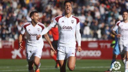 Maikel Mesa celebra un gol con el Albacete.