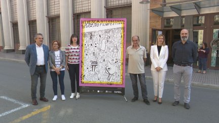 Varios responsables del Festival de Cine de Huesca con el cartel del certamen.