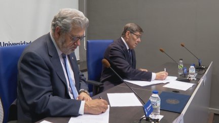 El vicepresidente en funciones del Gobierno de Aragón, Arturo Aliaga, y el rector de la Universidad de Zaragoza, José Antonio Mayoral, firmando el acuerdo.