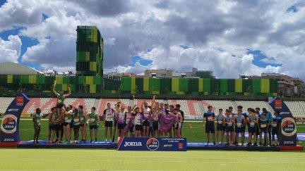Los atletas del Intec Zoiti (izquierda), celebran en el podio su ascenso.