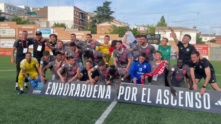 Los jugadores de la SD Tarazona celebran el ascenso.