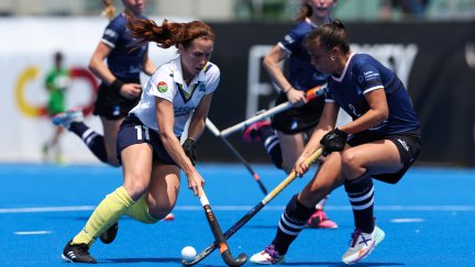 Begoña García, de blanco, controla la pelota en un lance de la final.
