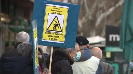 Consumidores protestan por el precio de la energía.