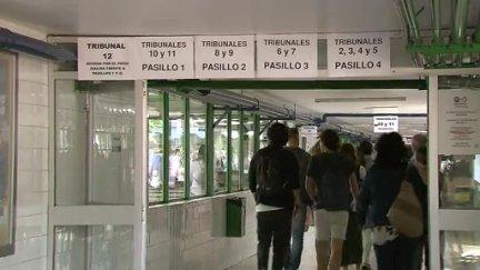 Un grupo de opositores se dirigen al examen en Huesca.
