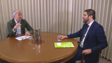 Reunión de Jorge Azcón y Alejandro Nolasco en las Cortes de Aragón.