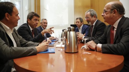 Reunión entre los representantes del PP y de Vox e Comunidad Valenciana. / Europa Press.