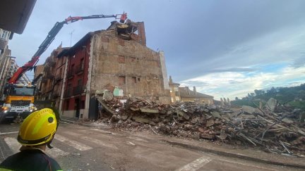 Imagen del edificio de cinco plantas tras el derrumbe. / DPT