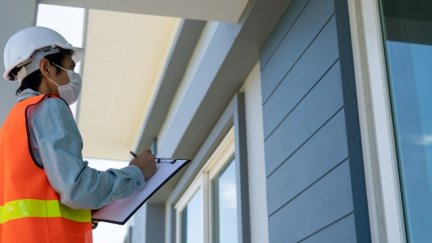 Un técnico revisando un edificio. / Canva.