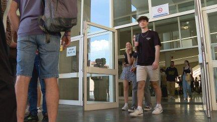 Estudiantes saliendo de la facultad tras uno de los exámenes de la presente EvAU.