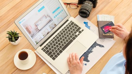 Imagen de archivo de una web de reserva de alojamientos turísticos. / Canva