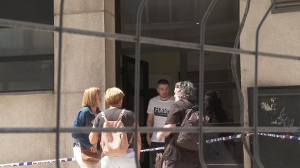 Varios vecinos en un edificio cercano al siniestrado el pasado martes.