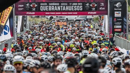 Imagen de la multitudinaria salida de la Quebrantahuesos.