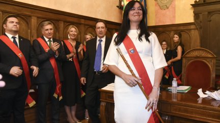Lorena Orduna, en el Ayuntamiento de Huesca, tras ser investida alcaldesa. (EFE/ Javier Blasco)