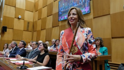 Natalia Chueca con el bastón de mando del Ayuntamiento de Zaragoza. (Fabián Simón / Europa Press)