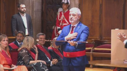 El socialista Jaume Collboni recibe el bastón de mando del Ayuntamiento de Barcelona.