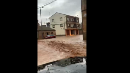 La lluvia y el granizo han anegado las calles de Quinto.