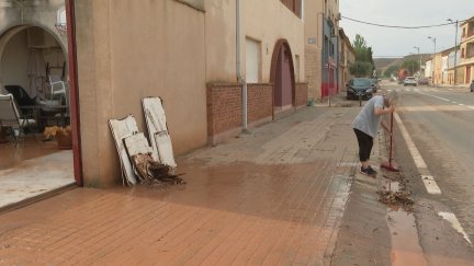 Bomberos de la Diputación de Zaragoza achican agua en las casas de Quinto.
