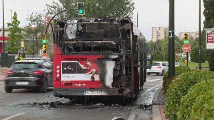 El autobús urbano de la línea 22 ha ardido en Vía Hispanidad sobre las 7:00 de este lunes.