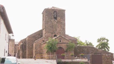 El rayo impactó en el tejado del torreón de la iglesia.