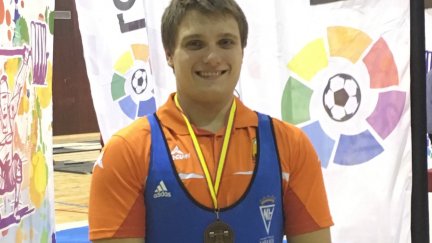 Raúl Usón posa con una medalla.