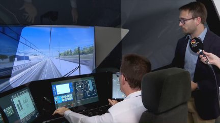 Un profesor y un alumno en el simulador de la nueva escuela de conducción de Renfe en Zaragoza.