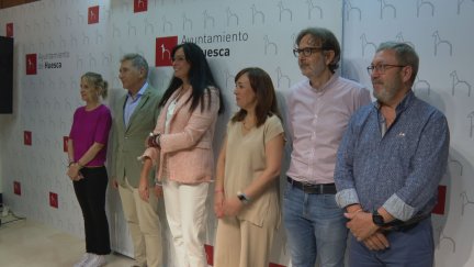 Lorena Orduna, junto a algunos de los miembros del gobierno municipal.