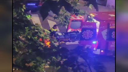 Momento en el que la ambulancia traslada al policía herido al hospital.