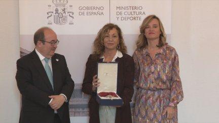 La viuda de Saura, Eulàlia Ramón, recoge la medalla junto a los ministros Miquel Iceta y Pilar Alegría.