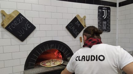 Claudio Testa trabaja en una de sus pizzerias