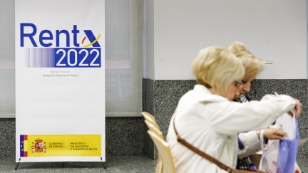 Dos personas realizan la declaración de la renta de forma presencial en una oficina de Hacienda. / Europa Press