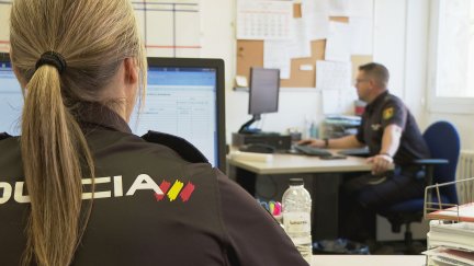 Agentes de Policía Nacional trabajan en la investigación de delitos de Grooming o ciberacoso.