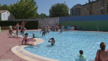 Las piscinas de Huesca han vivido un domingo totalmente veraniego.