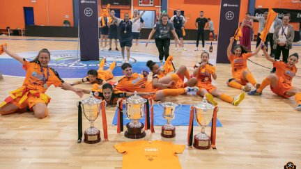 Irene Samper (izquierda), celebra el título de liga junto a sus compañeras con una bandera de Aragón a la cintura.