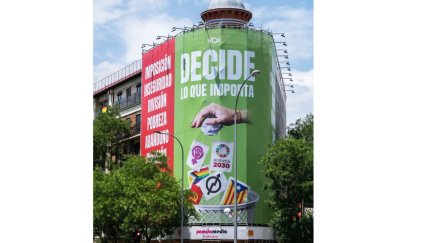 Vista de la lona que Vox ha instalado en la calle Alcalá de Madrid. / Europa Press