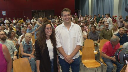 El número uno de Sumar por la provincia de Zaragoza, Jorge Pueyo, junto a la número dos de la formación, Laura Vergara.