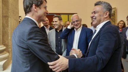 El popular Gonzalo Capellán, a la izquierda, es felicitado por el alcalde de Logroño, Conrado Escobar, a la derecha, tras ser elegido presidente del Gobierno de La Rioja. / EFE/Raquel Manzanares