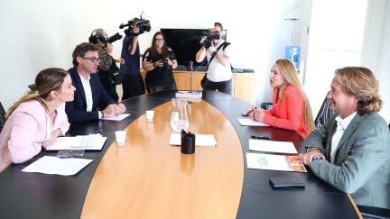 Una de las reuniones mantenidas entre PP y Vox. / Europa Press.