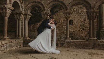 Quique y Elena en su boda celebrada en el Monasterio de San Juan de la Peña. / Mala Moderna Fotografía