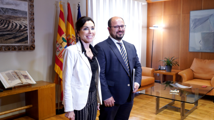 Marta Fernández ha recibido en el palacio de la Aljafería al diputado aragonesista Alberto Izquierdo. / Cortes de Aragón