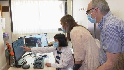 La Jefa de Neurología del Hospital Clínico realiza la primera videoconsulta médica.