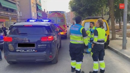 Un equipo sanitario de Madrid acuden al domicilio donde ocurrió el asesinato machista en Móstoles.