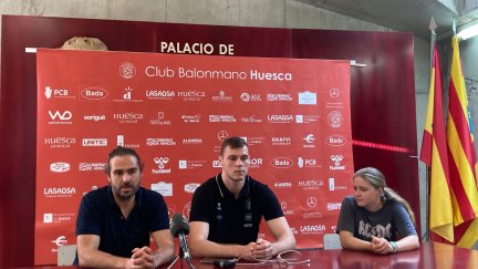 Danylo Osadchyi, durante su presentación como jugador del Bada Huesca.