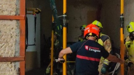 Bomberos del Ayuntamiento de Zaragoza han apuntalado el edificio.